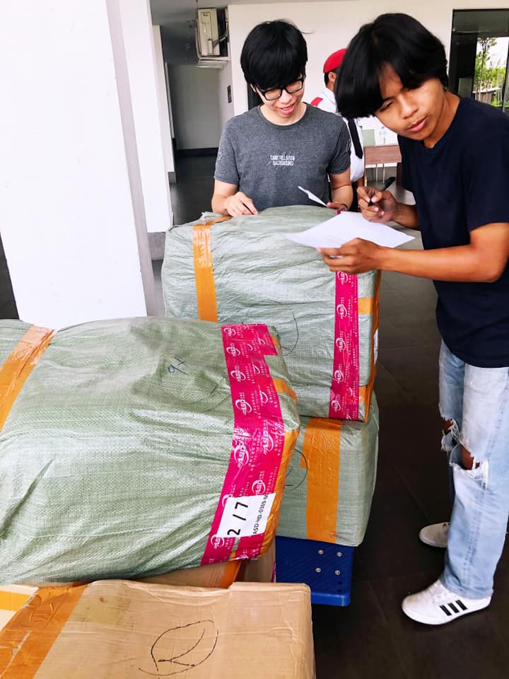 Andrew在1个月前便瞒着女友下单清空购物车，据知一共消费约RM4,000！分享的影片中可见可爱的女友收到礼物后高兴坏了，沉甸甸的包裹也能自己抬起，完全就是每个女生收包裹时的最real模样啊～?❤️