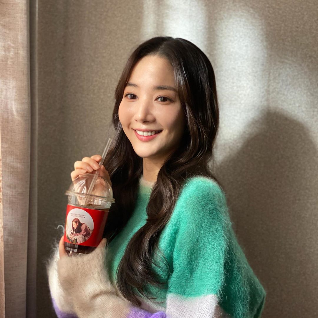 主演过《金秘书为何那样》、《她的私生活》等热门韩剧的朴敏英身材惹火、外型亮眼,相信无论男或女生都会深陷于她的魅力之中 ❤️