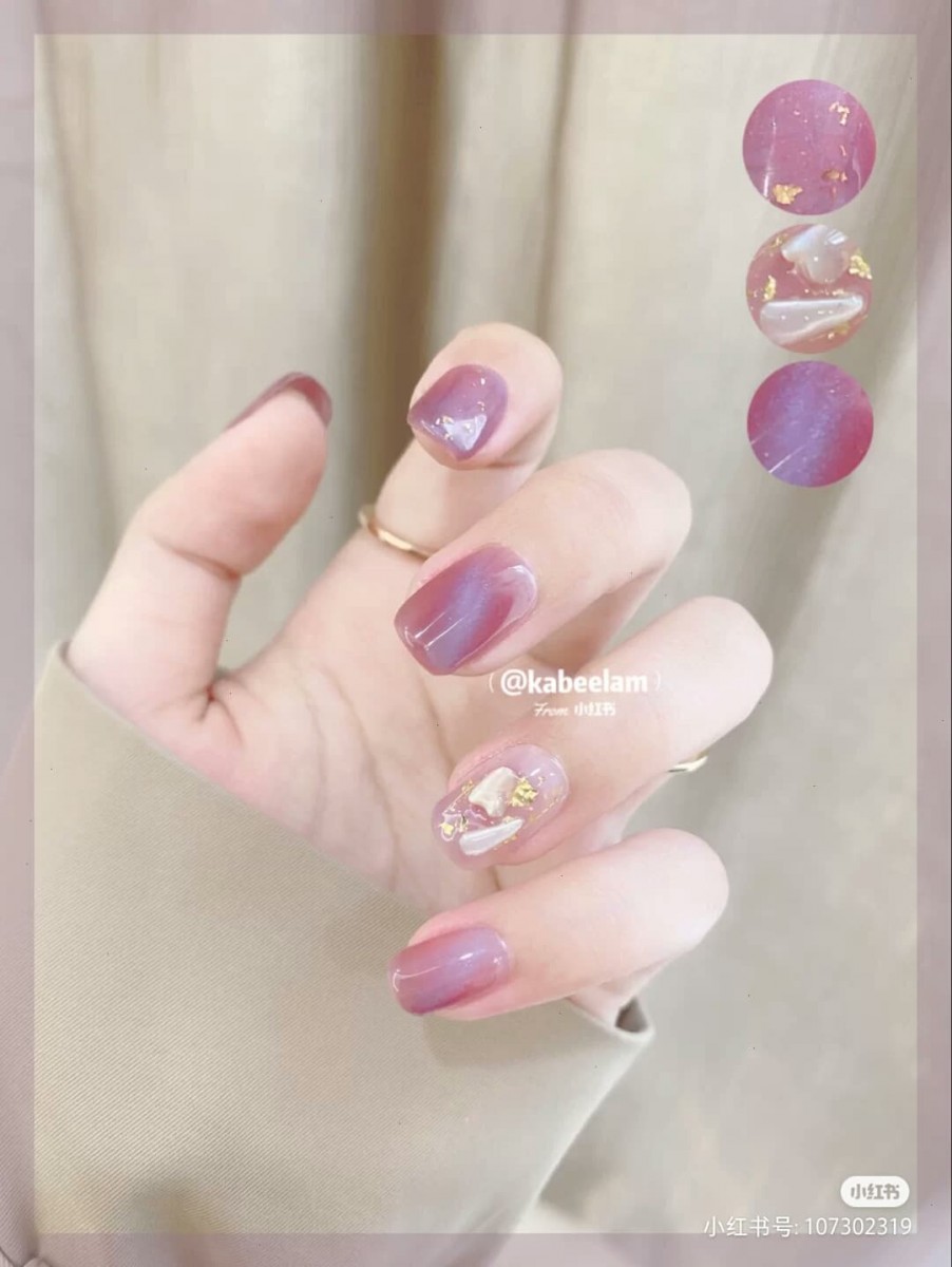 ✨蓝光紫猫眼美甲 果冻紫色打底,蓝色猫眼点缀后不同光线照射下的反光效果真的美绝了!无名指上的金箔丝和贝壳粒点缀也很加分呢~