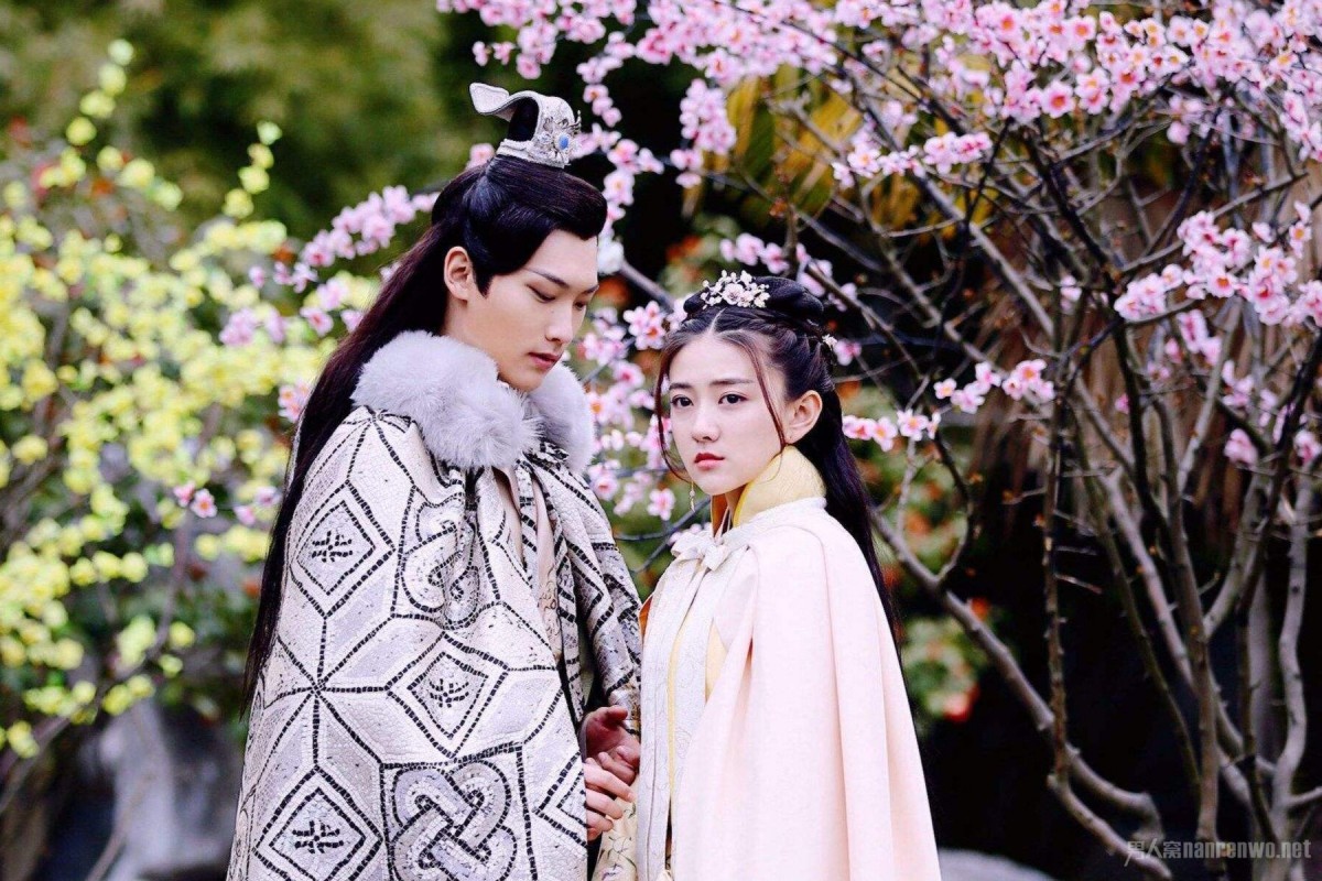 ✨《双世宠妃》| 累计播放量:57.5亿 喜欢古装甜宠剧的Girls,相信没有追看过也一定听说过《双世宠妃》!该剧由邢邵林和梁洁领衔主演;从现代穿越到东岳国的尚书千金曲小檀,奉命下嫁东岳国万人瞩目的八王爷墨连城。二人「斗智斗勇」历经波折,从相互猜忌和试探,再到信任并相知相爱,终成欢喜冤家的爱情故事~原班人马主演的第二部亦收获了38.8亿累计播放量的好成绩!值得一提的是,「坦诚夫妇」再度携手演绎的现代剧《你是我的命中注定》已经播出中!喜欢这对CP的粉丝们记得追看起来哟~