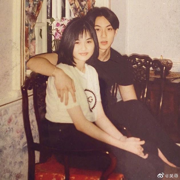 「24年的今天（俩人相识）改变了我的一生，丰富了我的一生。有你，我美满。」