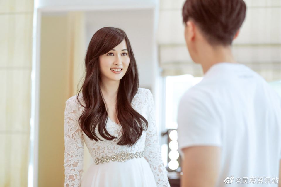 林丽吟对吴尊的求婚坚定地回答道:「我愿意」。 往后余生,我们约定白首相携、幸福到老;如果真的有下辈子,我们说好的…还要继续爱、还要是彼此的唯一。