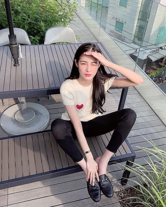 7、爱情不惧早或迟；余生很长，不必慌张。 8、我要做一个披荆斩棘无所不能的女英雄，直到遇见那个能托付一生的人，再做一个连瓶盖都拧不开的小公主。 9、在继续期许爱情的同时，持续性地享受单身的快乐。