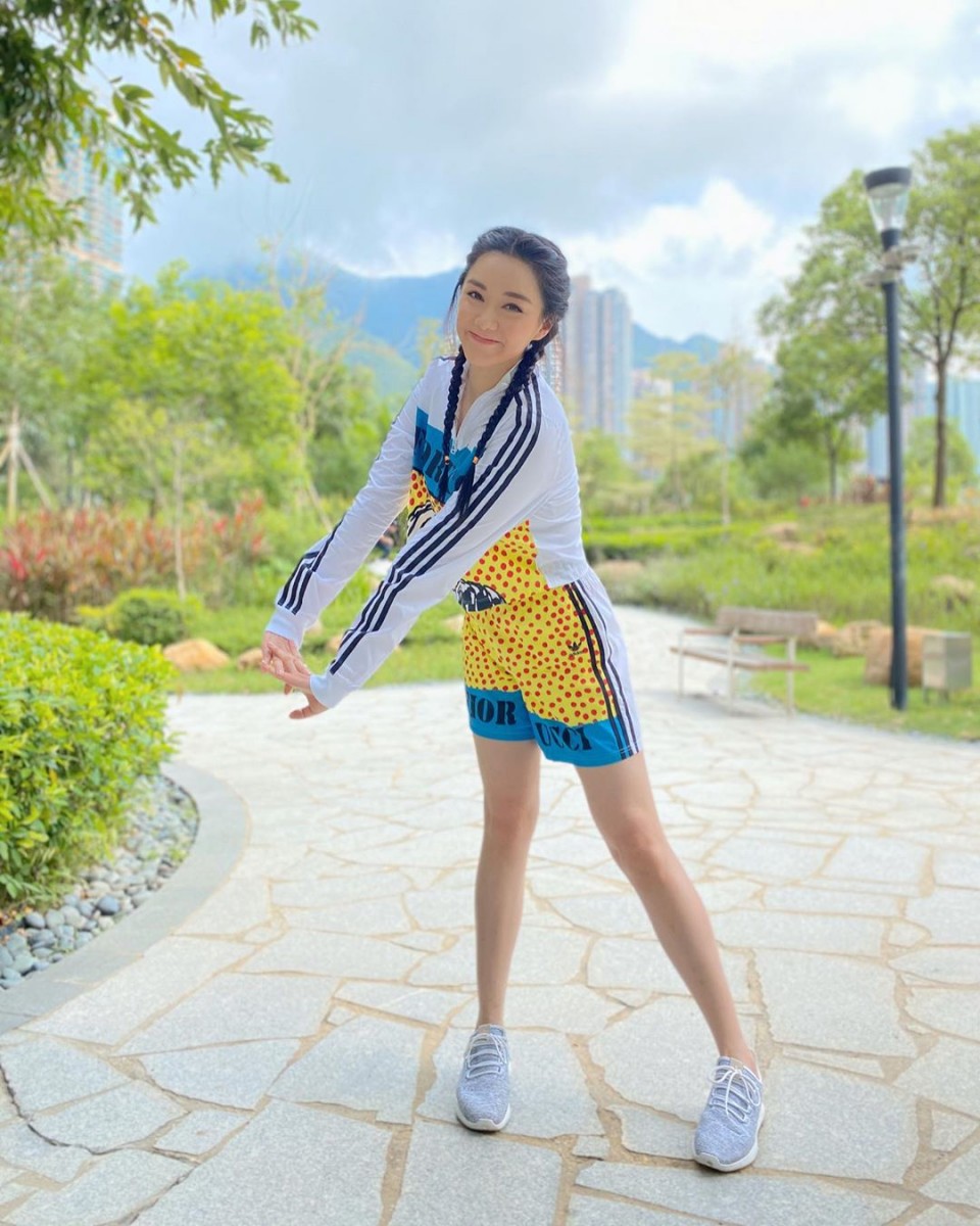 ✨运动真的很重要! 靓汤自喻为「懒人中的极品」,也和很多女生一样懒得运动、觉得要坚持运动是件很痛苦的事。但经过自己前段时间的积极瘦身后,她意识到运动的重要性,并建议想瘦身有成的大家根据自己的喜好和习惯调节适合的运动时长和方法;比如她自己就比较倾向于使用太空漫步机和自行车机健身。