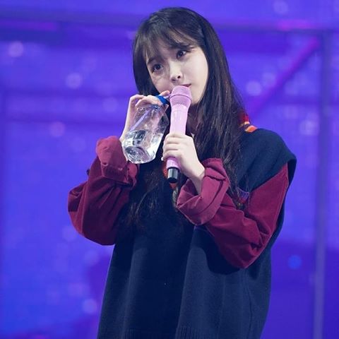 ✨除了进食习惯,「喝水」习惯也非常重要! (一)喝水绝对是瘦身减肥最佳「助攻」!每天至少要喝2Litre的水,相等于8杯水左右~摄取足够水分可以让身体保持良好新陈代谢。 (二)美白又去水肿的「红豆薏米水」、韩妞们推荐的「Idol水」柠檬绿茶都是很棒的瘦身饮品~多喝还对皮肤好呢!