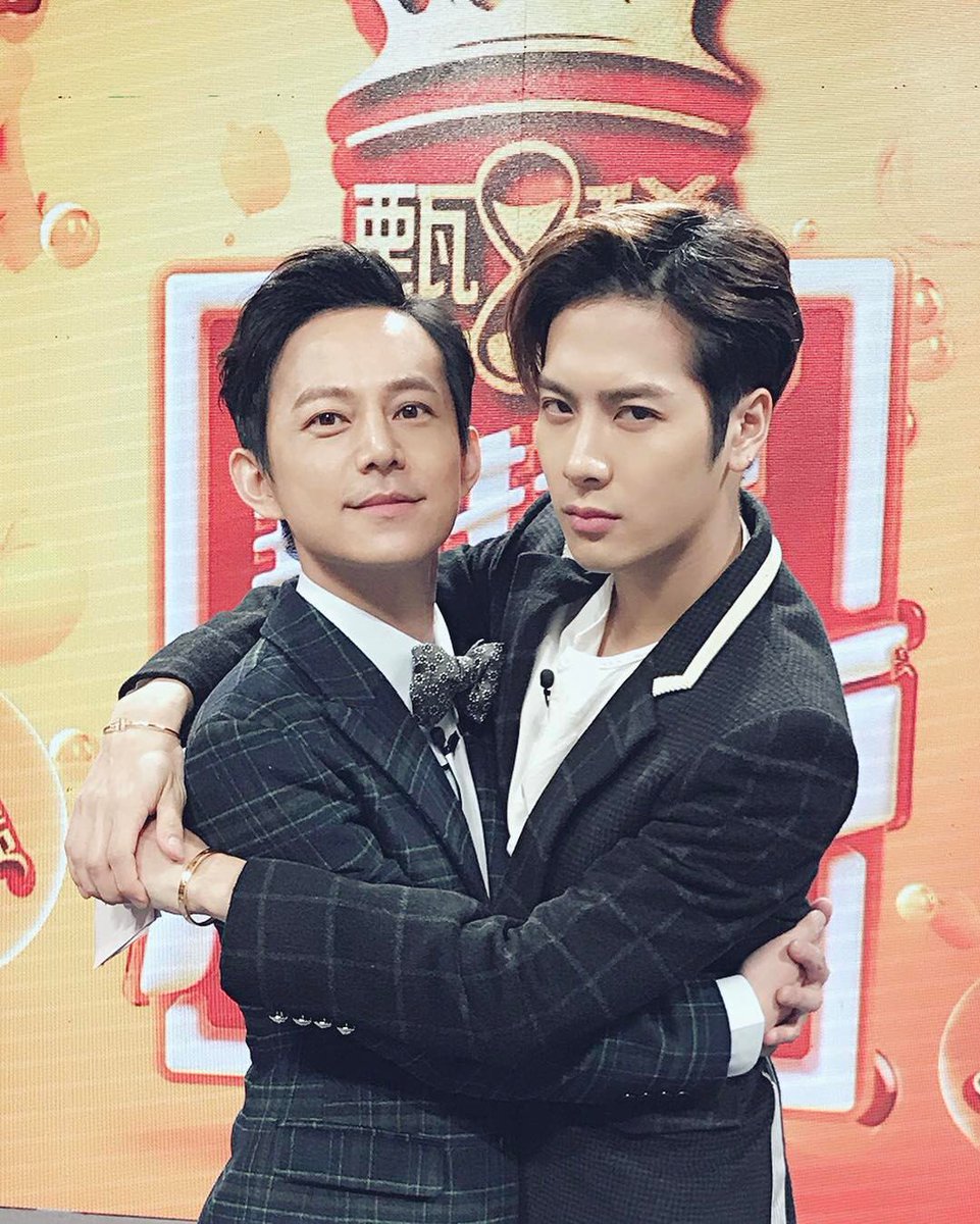 何尔萌更是和喜欢冰箱家族的朋友们有过《拜冰》十年之约暖心约定 ❤️ 承诺来年让观众们都会有冰箱家族固定班底的陪伴。然而今年的第六季节目开录期间,不巧遇上了疫情在全球大爆发;王嘉尔因此无法如期回到内地参加录制,遗憾暂别冰箱家族。