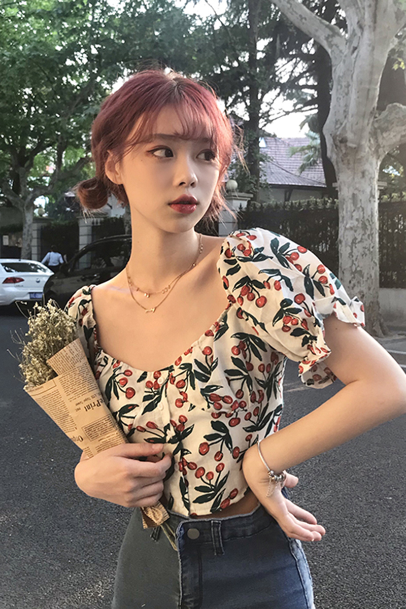 ✨复古图案方领短款衬衣 | 链接 撞色风格的复古图案让整件上衣的设计感更突出!加上方领、收腰元素,完全就是本季必备Style啊!(未包邮价格约 RM23)