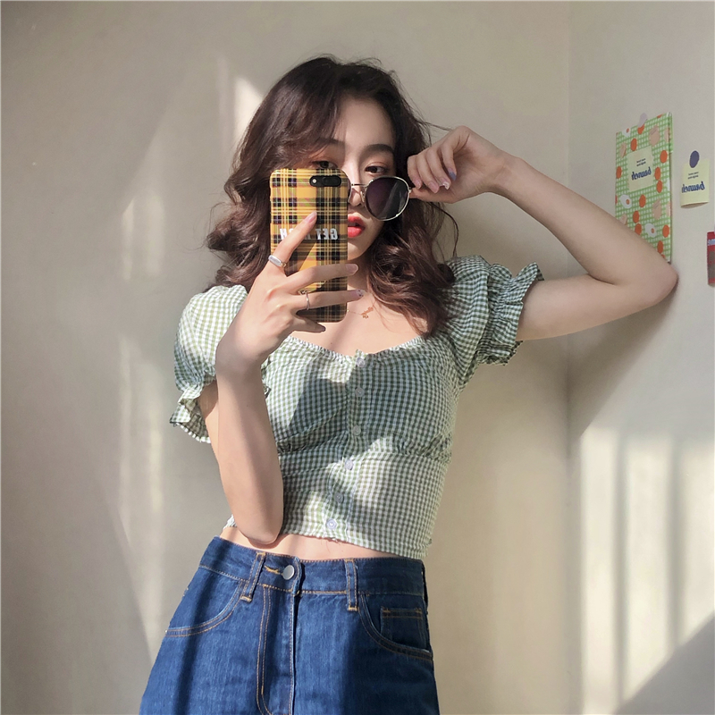✨复古格纹露锁骨上衣 | 链接 时尚不朽的格纹元素每季都很好搭~这款收腰款上衣无论是清新绿色或唯美紫色都很好看呢!(未包邮价格约 RM20)