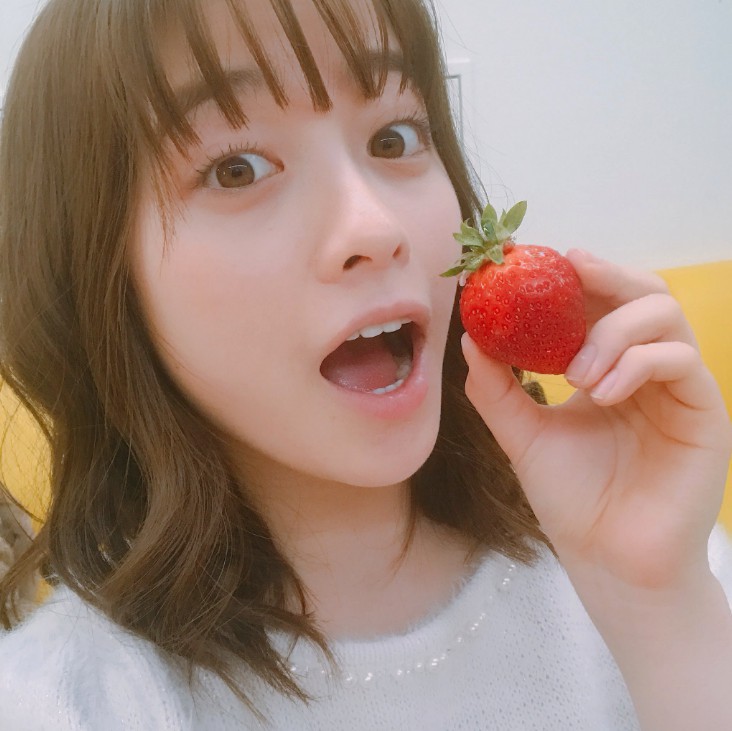 Tips 3 :草莓净齿法 方法很简单,将2-颗草莓洗净后压成泥状,加入少量粗盐和半茶匙的小苏打粉搅拌均匀;然后将其抹到牙齿上,给牙齿「敷面膜」5分钟即可洗掉~如果真的买不到草莓,用苏打粉刷牙也有类似的效果哟!