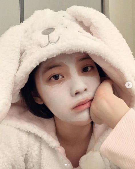 ✨温馨提醒： 1、干皮星人建议不要使用含有磨砂颗粒的清洁泥面膜～ 2、敏感肌和干皮星人应选择的泥面膜质地：软糯、顺滑、在脸上很好推开、敷久不拔干的。