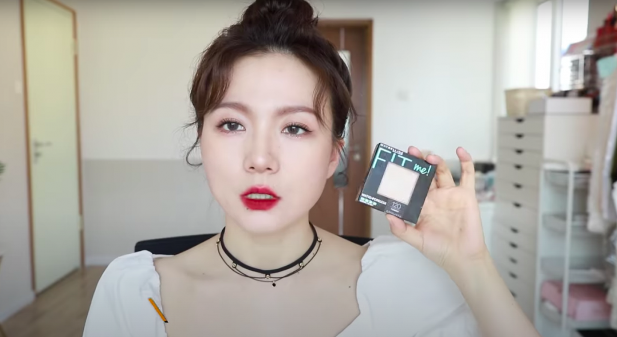 Maybelline Fit Me! Pressed Powder 粉饼(参考价格:RM45.90) 这款补妆必备神器是粉饼和粉扑隔开来的双层设计;轻拍在脸上一秒重新变成刚上完妆的柔雾哑光妆感,效果像是粉末状的吸油纸一样!最重要的是补妆后不卡粉、不结块之余,粉质还特别细腻丝滑。