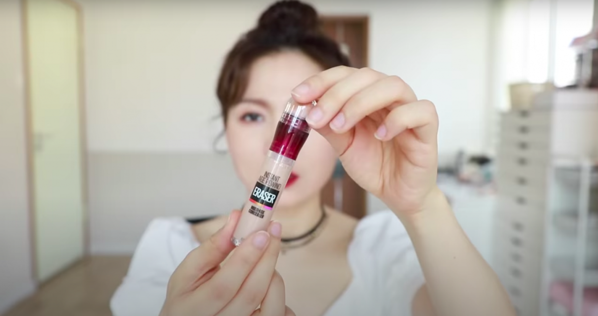 Maybelline Instant Age Rewind Eraser Multi-Use Concealer 橡皮擦遮瑕液(参考价格:RM27.93) 被美妆控大佬甜用空管过好几支的这款遮瑕液,用法很简单;只需旋转出遮瑕液,在手上多沾取几下确保遮瑕液在海绵头上分布均匀后,上在瑕疵上。她形容:「刷在瑕疵上效果真的很像Photoshop里的橡皮擦功能,刷两下瑕疵就没了~」