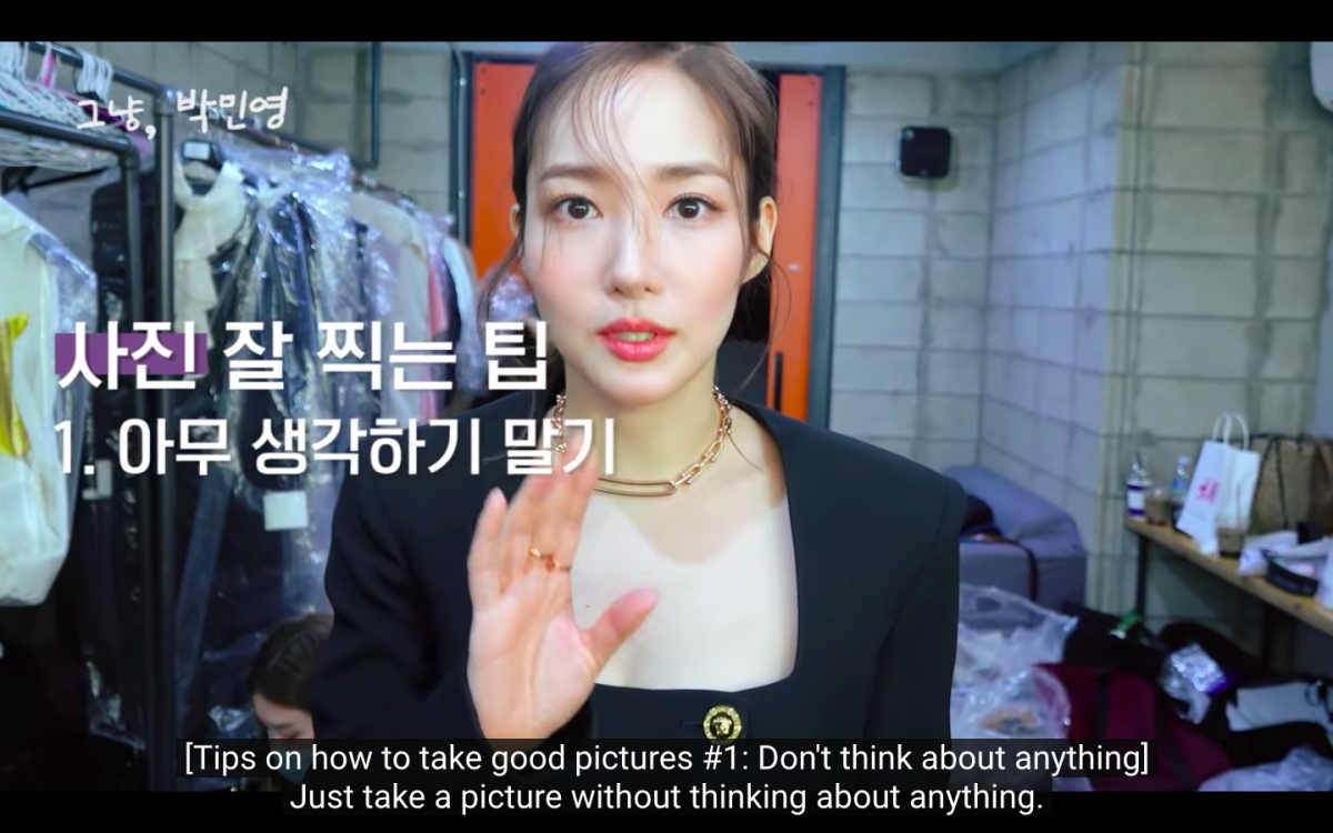 拍照技巧(三):朴敏英欧尼建议大家在拍照面对镜头时,思绪和眼神都可以放空~效果会很有「意境美」、感觉眼神里有故事哟!