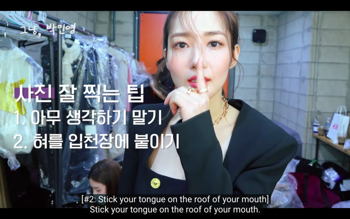 拍照技巧(四):将舌头顶在上颚,会让下巴稍稍往前抵、脸更显瘦长,看起来更上镜。双唇不要紧闭,让嘴巴自然微张~拍摄效果更佳!