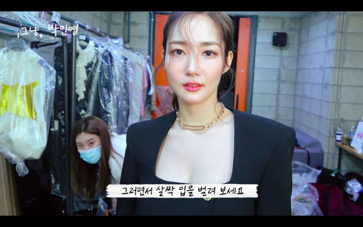 拍照技巧(四):将舌头顶在上颚,会让下巴稍稍往前抵、脸更显瘦长,看起来更上镜。双唇不要紧闭,让嘴巴自然微张~拍摄效果更佳!