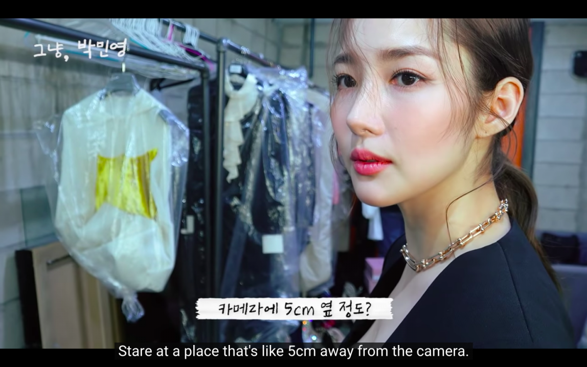 拍照技巧(五):眼睛不要盯住镜头,可以稍微往旁边看。想要拍出有意境、有气场的效果,不妨参考朴敏英欧尼的这个Tips~