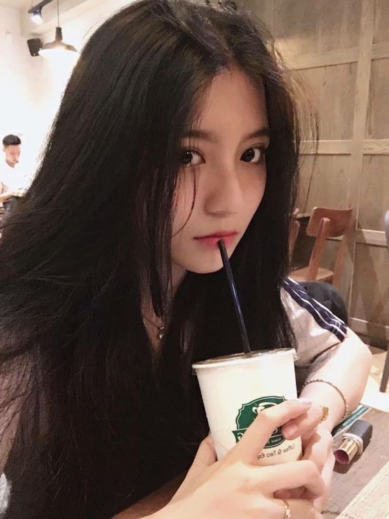 Tips 2 :养成携带吸管喝饮料的习惯 平日里除了白开水外,其他会喝到的茶类、咖啡类、奶茶类、碳酸类等饮料几乎都是有色饮料,长时间让牙齿沾染到色素有可能影响到牙齿的白皙度~所以不妨养成携带环保吸管的习惯,在喝饮料时使用,降低牙齿接触到有色饮料的可能性~喝完后也可简单用清水漱口,防止持续沾染在牙齿上及色素沉淀。