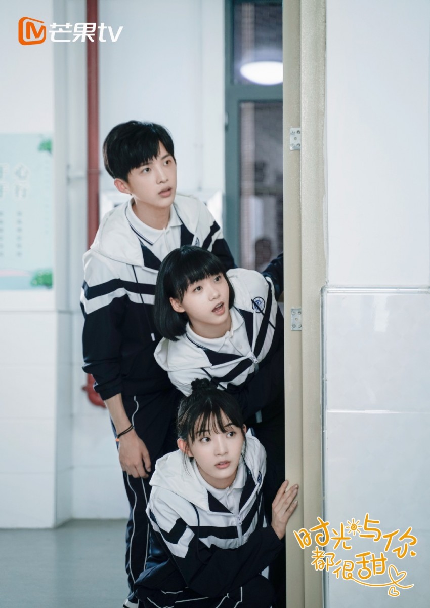 ✨《时光与你都很甜》| 累计播放量:19.1亿 95后女生林星辰转学后,与学霸陆一白成为了同桌。本以为这是中了彩票大奖般的幸运,却从此陷入了「水逆」人生,开启了林“衰神”和陆“男神”在冰火两重天的高中校园生活。俩人从相爱相杀到互相喜欢,并在高中生涯中和身边的同学一起成长、一起追梦并相互治愈。喜欢校园甜宠剧的Girls不妨追看起来哟!
