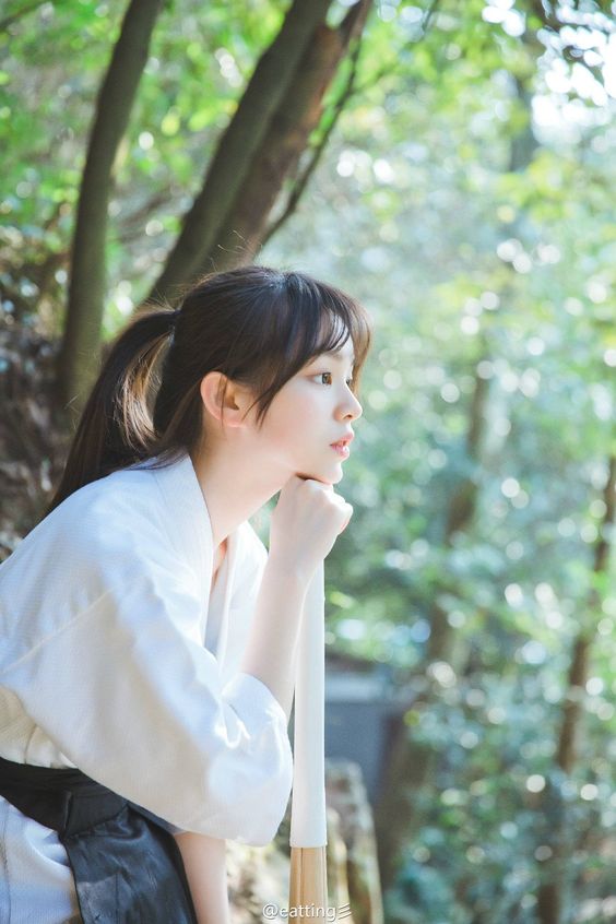不只是发圈隐形、营造伪编发feel,这样绑起来的马尾还特别能固定好、不容易散乱,再也不用烦恼着要一直重新扎头发啦!赶快分享给身边的长发姐妹们,一起把这招好用马尾Tips学起来吧~❤️