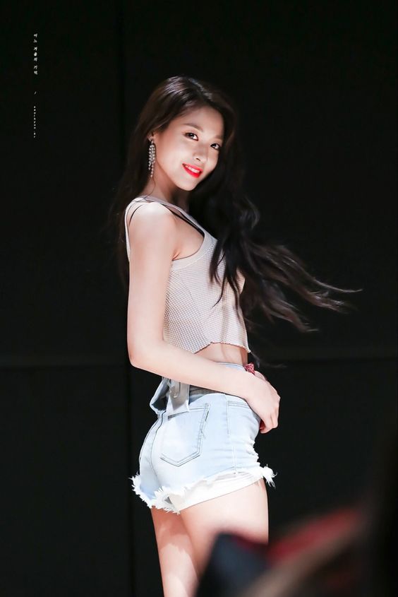 看女明星们穿紧身牛仔裤和包臀裙时的完美身材线条,真的超羡慕有木有!? S型身形体态无论男生女生看了都超心动~