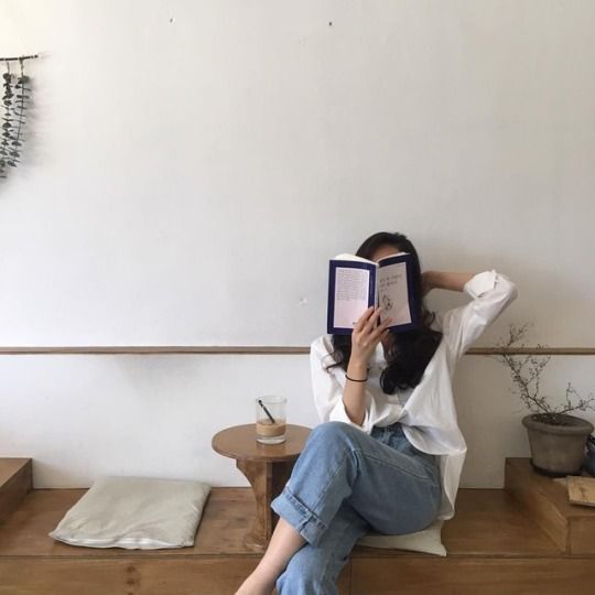 10、一个人的话，就努力让自己多长本事、多看世界、多走西路，把时间花在正事上。 11、有趣的单身，胜过将就的婚姻。 12、当爱情缺席时，你要努力些；努力工作、努力让自己进步。女人有了事业，即便没有爱情，至少还有钱。 13、一个人有一个人的精彩，一双人有一双人的幸福，不必羡慕、不必强求。强扭的瓜不甜、强求的爱不圆。