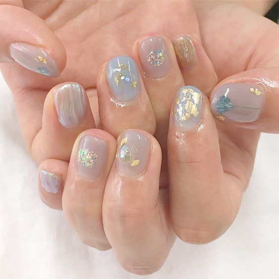 夏季美甲款式当然要有清凉消暑的「冰透感」款式啦~除了女生感跟粉色、紫色系,温柔清新的蓝色系也很值得考虑作为你的十指主题色!? 下面来给蓝色控Girls们推荐10+款「冰晶蓝色系」美甲,加上完美的晕染、精致的点缀细节,保证一定会引起视觉疗愈~?