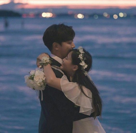 「牵着我的手吧!就算闭着眼走,你也一定不会迷路。」 在你面前,我可以放心地放空自己当个小废物;这绝对是女生们梦寐以求的「安全感」啊 ❤️