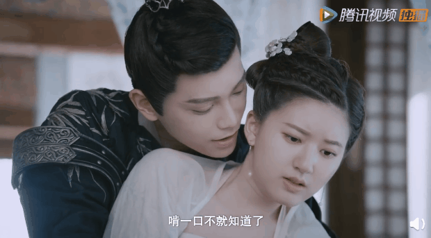 黑化后的韩烁释放原本的「霸总」属性,把芊芊囚禁府中。还来了一波超欲、超腹黑的「咬耳朵」戏码;芊芊看着眼前貌似想要霸王硬上弓的韩烁,为自保大喊:「强扭的瓜不甜!」,韩烁腹黑回答:「甜不甜,啃一口不就知道了?」;虽然这段有点虐,但甜度依然超标!