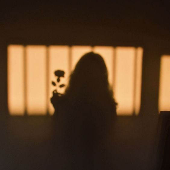 「其实你并没那么孤单,只需要逃离这状态;其实并没那么难放开,只需要身边人关怀。」 致身心俱疲的你:累了,那就稍稍停下脚步吧,别勉强自己拖着疲惫的心和身躯向前奔走。静下心来、带自己逃离这个心情上的「死胡同」;可以是听几首喜欢的歌、或读几本喜欢的书籍、或放几天假放任自己放空耍废、或可以做些自己想做却一直没有做的事。 又或者,勇敢地打开自己的心去接受旁人的关怀;孤单、脆弱、疲惫,和幸福、坚强、努力,都是真实的你;倾听自己内心的声音,去拥抱和接纳真实的自己吧!不要再说自己没事、没关系,不要再咬牙苦撑了,好吗?❤️