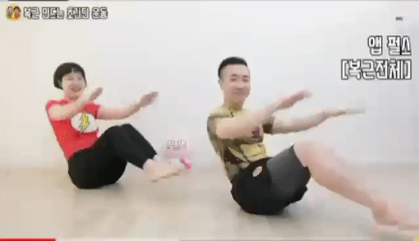 瘦身操动作(二):双脚并拢,离地悬在空中Hold住姿势;两手在身侧伸直上下拍打。