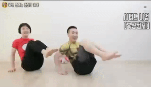 瘦身操动作(九):臀部着地,双手往身后伸直撑住上半身,双脚并拢抬起、收紧腹部,大腿往身体靠拢、然后伸直;坐式卷腹看似简单但虐腹特别有感啊!