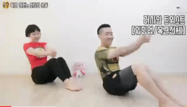 瘦身操动作(一):双脚并拢屈膝坐好,双手伸直手掌紧握;腹部收紧的同时用腰部发力左右转动。