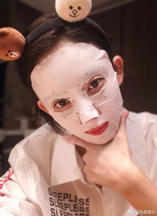 ❌ 洗脸后马上敷面膜 洗脸后把脸上的水擦干即刻敷面膜...是错误的!清洁完脸部后、敷面膜之前,先擦化妆水/爽肤水唤醒肌肤,这样才能有效促进肌肤对于面膜精华的吸收。