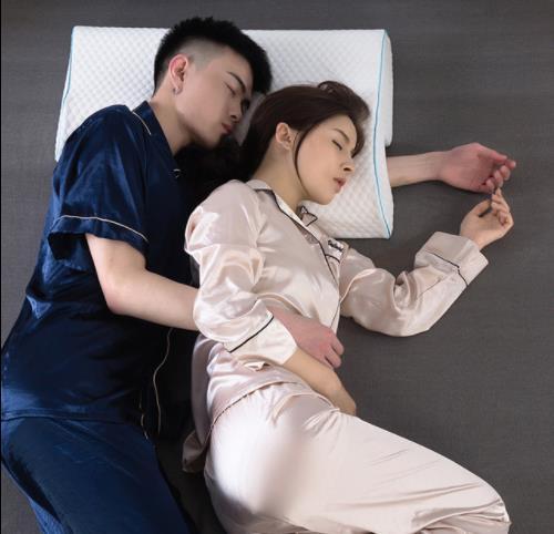 最近网上就有一款情侣最适用的「防压手、防手麻」枕头掀起网友热议,亦有不少网店看准商机开始出售主打相同功能的特制枕头。