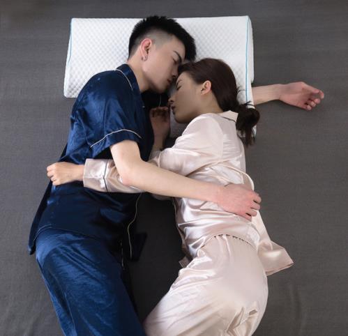 超贴心设计的防手麻枕头在枕头底下特设了「拱形」中空洞洞;手臂经常被当作人肉枕头使用的男友们,可以把手臂穿过拱形位置。