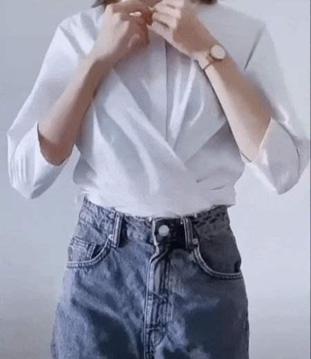 步骤（三）：解开衬衫最上面2-3颗纽扣，在开肩处稍加整理一下即可。