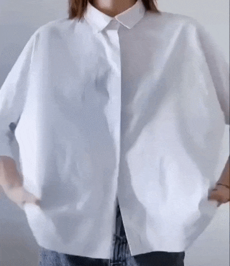 步骤（二）：两边衣角交叠后各别塞到裤子/裙子里。