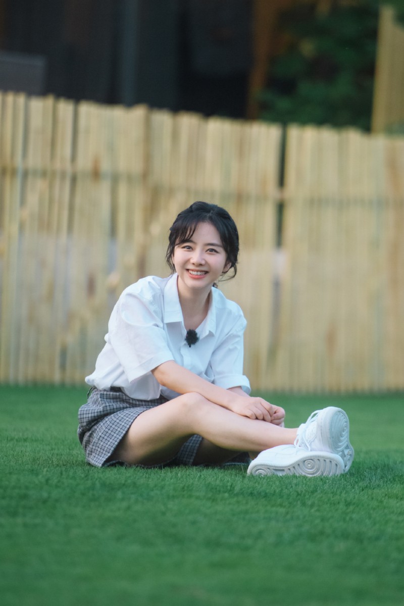 近期她在《奇妙小森林》中也经常淡妆、甚至素颜示人,皮肤状态被网民大赞「无龄感」、「剥了壳的鸡蛋一样细嫩、无瑕疵」~