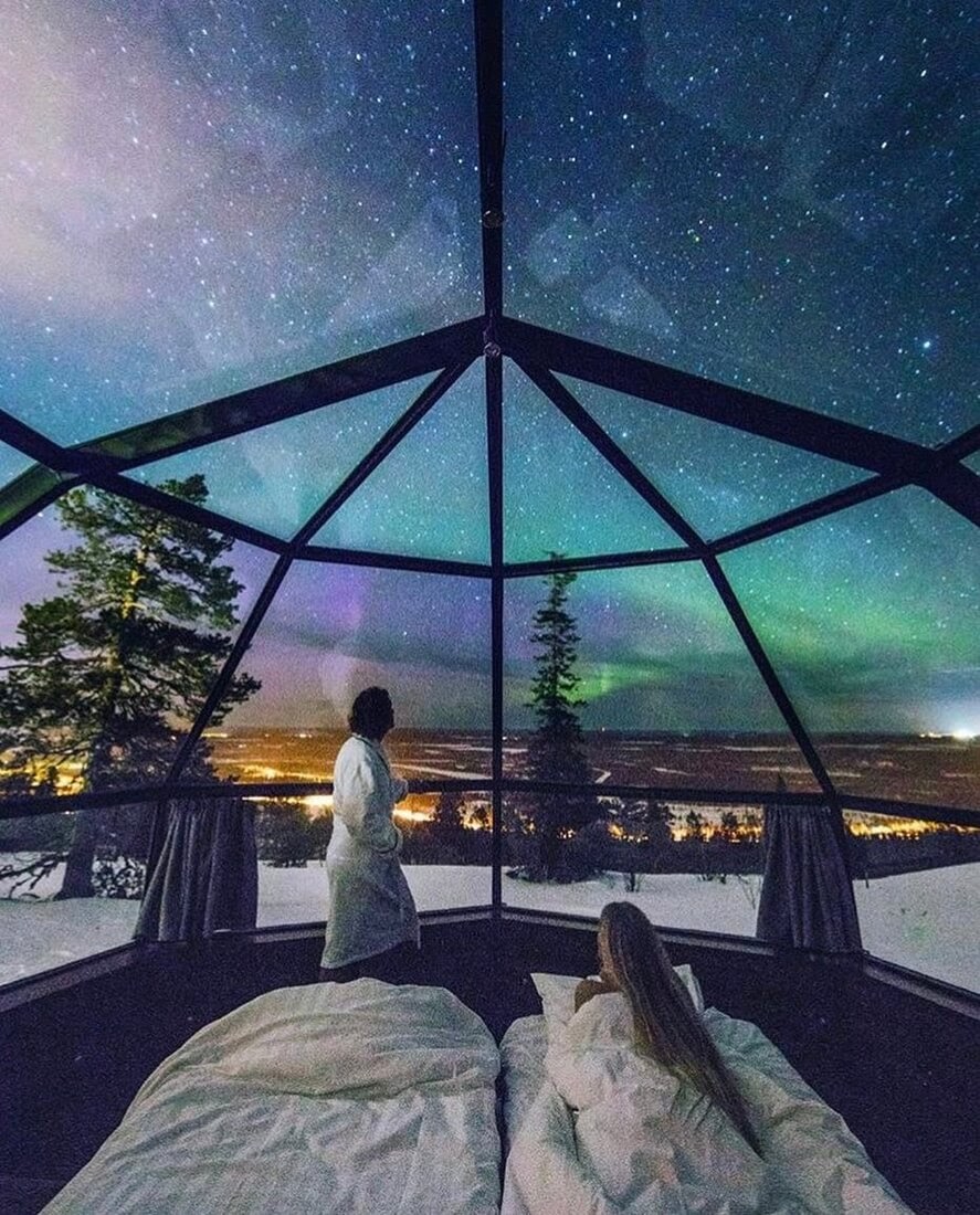 由于看得到美丽极光的位置都居高纬度、温度很低，若呆在室外等看极光必定冷的浑身发抖～因此在芬兰的极光盛景地点，盛行一种“玻璃屋旅馆”；旅行者们可以透过透明玻璃屋，躺在被窝里舒服悠哉地饱览雪地、极光美景，以及璀璨星河。?
