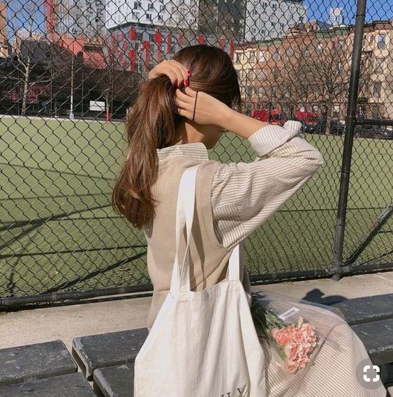 发型可谓是女生的第二张脸,倘若头发乱糟糟总是「风中凌乱」,妆容化得多精致都依然外型狂减分!今天来教女生们打造4款简单易学、是个日常通勤和各种场合的百搭发型,绑完秒变「背影杀」温油小仙女即视感 ❤️ 记得转发收藏起来练习扎法哟: