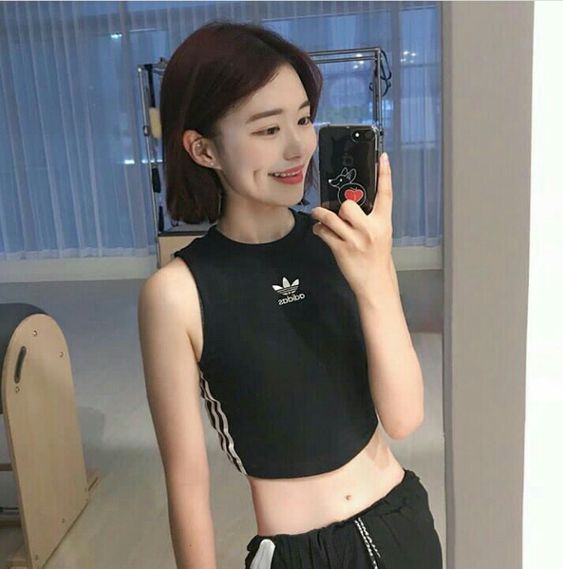 养成易瘦体质习惯(七):多动少坐 想要瘦身成功,一定要戒掉懒惰~每周规定自己做加强肌肉的训练;或者真的很不爱运动的女生也可以选择一些简单的懒人瘦身拉伸操。饭后也不要马上坐下,不妨站一站、走一走、做做家务。