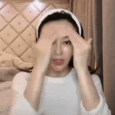 ✨ 擦保养品要搭配按摩手法 保养品除了要选对,擦上脸也有诀窍哟~比如秦岚就很注重擦保养品时配上按摩手法,容易有抬头纹的额头、显龄颈纹聚集的脖子处、容易长细纹的眼周、脸颊上的法令纹或表情纹位置,都会着重按摩促进乳霜的吸收。下面来参考她的按摩手法,女生们务必笔记: