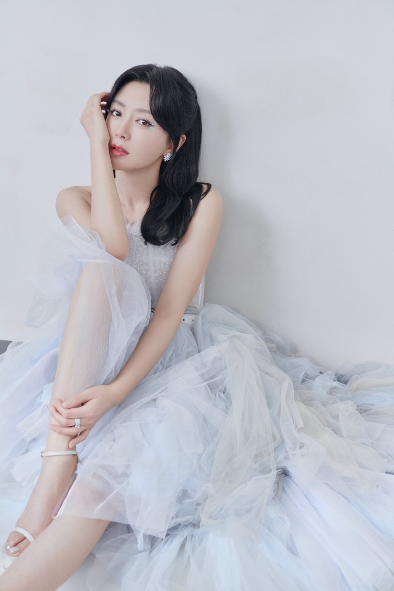 ✨ 保湿精华拯救缺水肌肤 秦岚本身的肌肤经常会干渴缺水,肌肤一旦不够保湿纹路细纹和毛孔头回特别明显~因此她会在睡前将保湿精华液倒在湿敷化妆棉,上脸当补水保湿晚安面膜使用。此外,她也会确保自己饮水量充足,出门也会携带保湿喷雾使用。