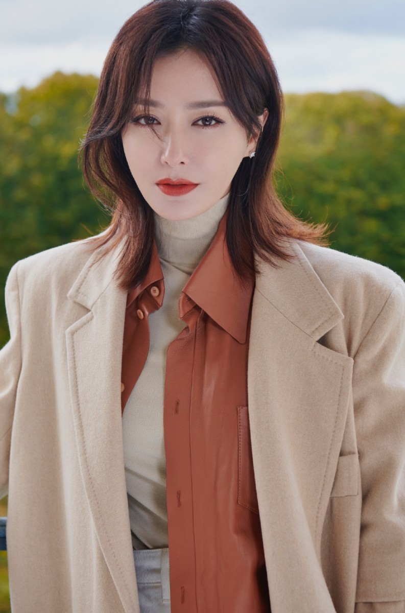 ✨ 饮食管理不可或缺 最后就是饮食管理部分;秦岚分享自己的冻龄秘诀是平衡酸碱食物的摄取。比如肉类偏酸性,过多食用容易让肌肤失去活力促使衰老迹象的产生,因此她会多吃碱性食物如苹果、舍弃咖啡改喝茶,让酸碱性取得平衡。