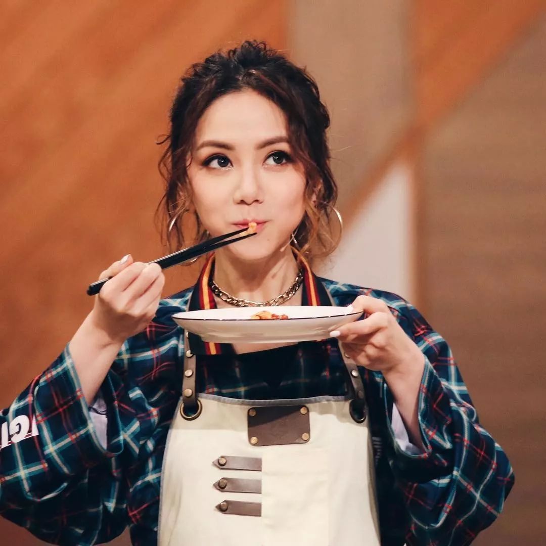 邓紫棋减脂瘦身餐 材料:鸡蛋1颗;适量芦笋、蘑菇、洋葱;水煮燕麦。 做法步骤:将所有食材少油少盐煮熟即可~水煮燕麦记得选择无增味剂、无添加糖的哟!