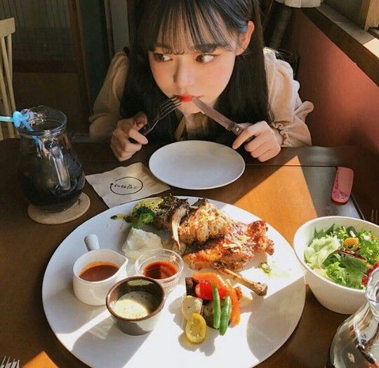 与其辛苦饿肚子还要承担体重反弹风险,不如学习吃得健康!比如欧阳娜娜和GEM邓紫棋在小红书VLOG中分享过的减脂餐单,就很值得想瘦女生们笔记、一起吃出健康美Body~马上来参考她们的餐单材料和做法: