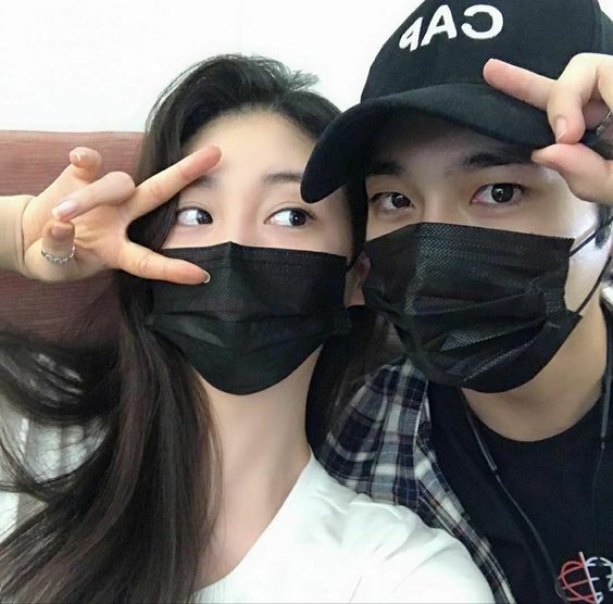 好好佩戴口罩不仅能保护自己,也能保护他人免受感染,因此新常态下防疫功夫也不能松懈!女生日常在此温馨提醒您,出门务必佩戴口罩、勤洗手、保持社交距离,做好自我防护以减少传染新冠肺炎机率。