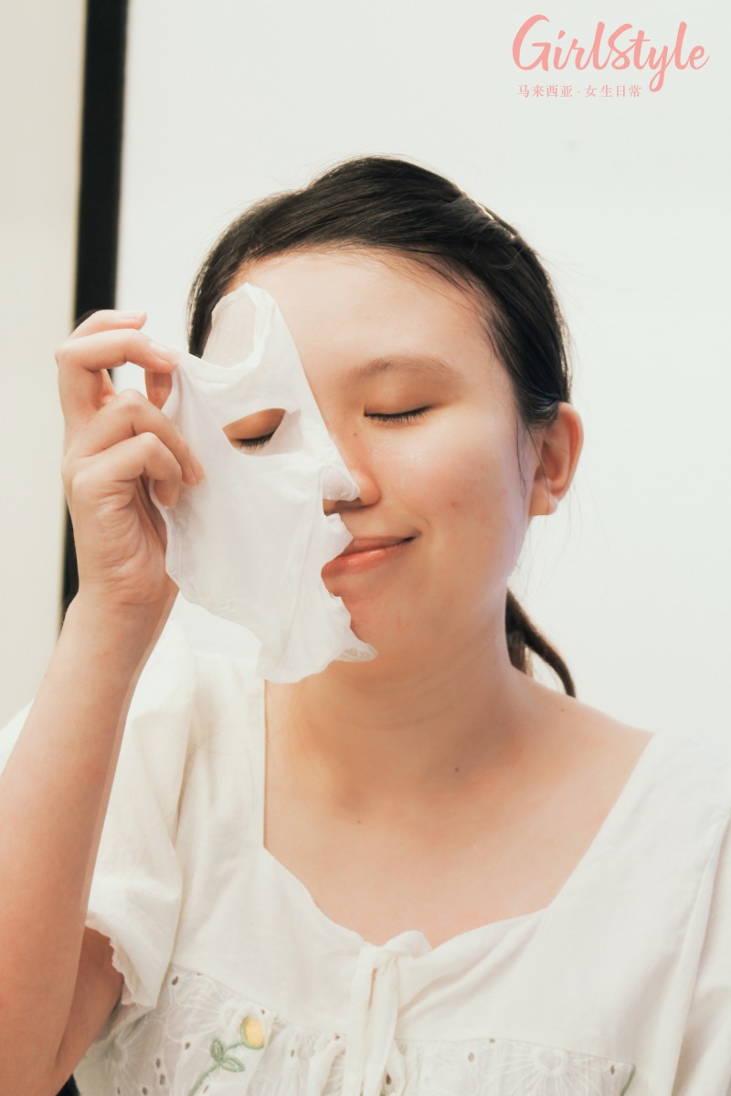 其中这款高效安瓶EX保湿补水面膜，一次将极具修护、活氧、保湿和养颜效用的11种类植物萃取囊括其中，包括洋甘菊、软毛松藻、蜂王乳和鸢尾花根等；此外高浓度保湿精华中，还添加了超强滋润修护肌肤的马鲁拉果仁、印加银曲果奢华美容油，以及包含维生素B5、海藻糖和盐藻多醣的高效科研成分凝缩，给予肌肤无负担的完美呵护。