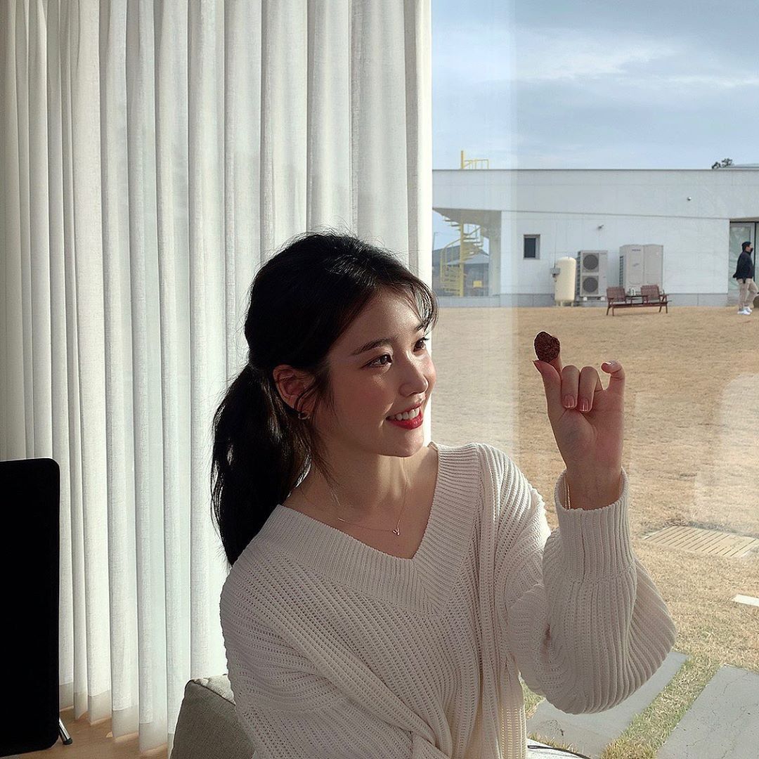 散披着头发很容易被人觉得被有造型感、认真扎马尾但总觉得自己看起来显老、没气质?其实只要在绑马尾时多加几个小步骤,不用复杂的编发技巧也能让整体发型更好看!