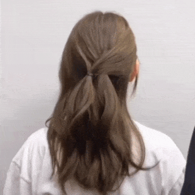 3、右侧和左侧各抓一束头发;偏右扎起。 4、最后用近期超夯的「大肠发圈」绑起低马尾就完成很好看的「纹理低马尾发型」咯~看起来特别像精心编过头发呢!